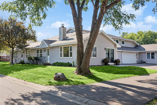 House with garden and large tree - Buy this luxury house in Oakdale, 2 bedrooms