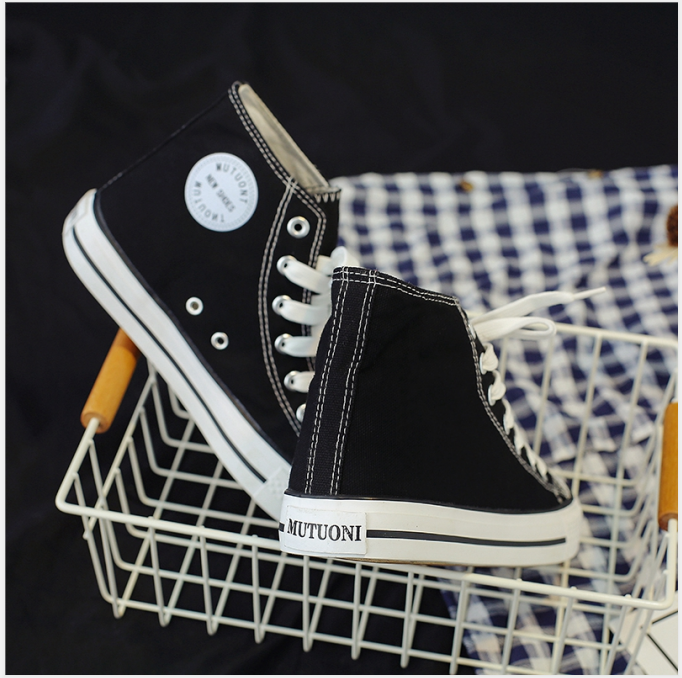 Zapatillas altas de lona cómodas y versátiles para uso diario. Ideales para combinar con cualquier estilo casual. Disponibles en varios colores.