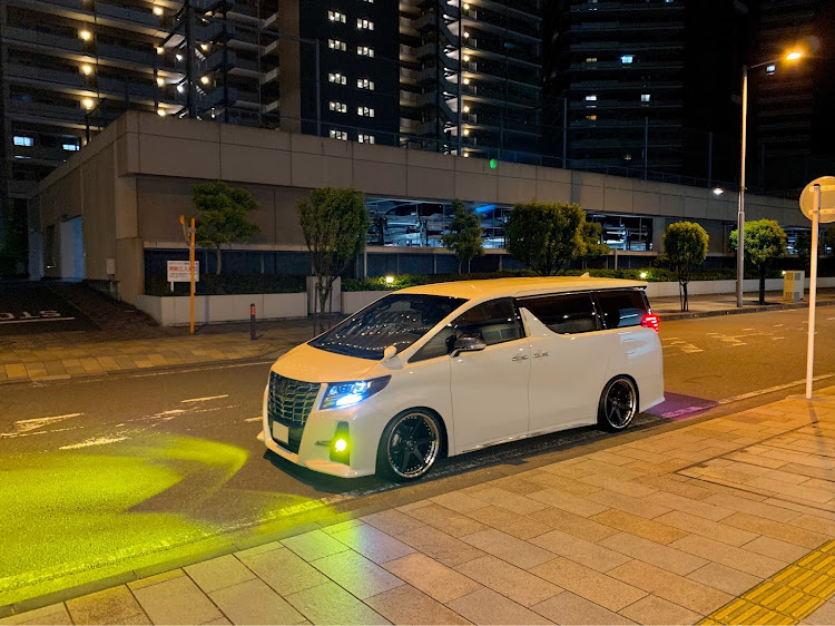 アルファードのEO復活祭・距離を保った気分転換・ウルトラマンEO・不正改造車取締月間・梅雨に関するカスタム事例の投稿画像1枚目