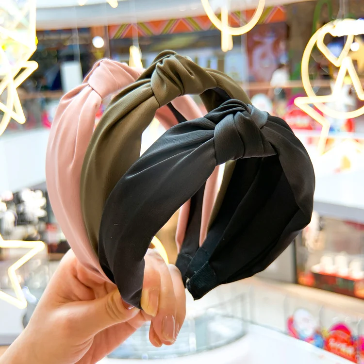 Einfarbig geknotetes Stirnband