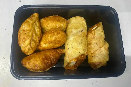 Paneer Fried Momos [4 Pieces] With Veg Spring Roll [4 Pieces]