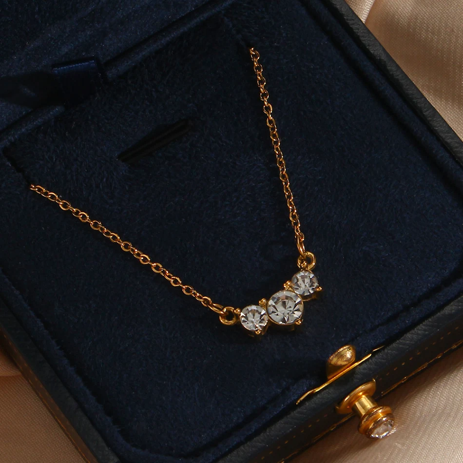 Jacqueline Diamond Ketting Een elegante ketting voor dames die houden van luxe. Perfect om elke outfit op te fleuren en een vleugje glamour toe te voegen.