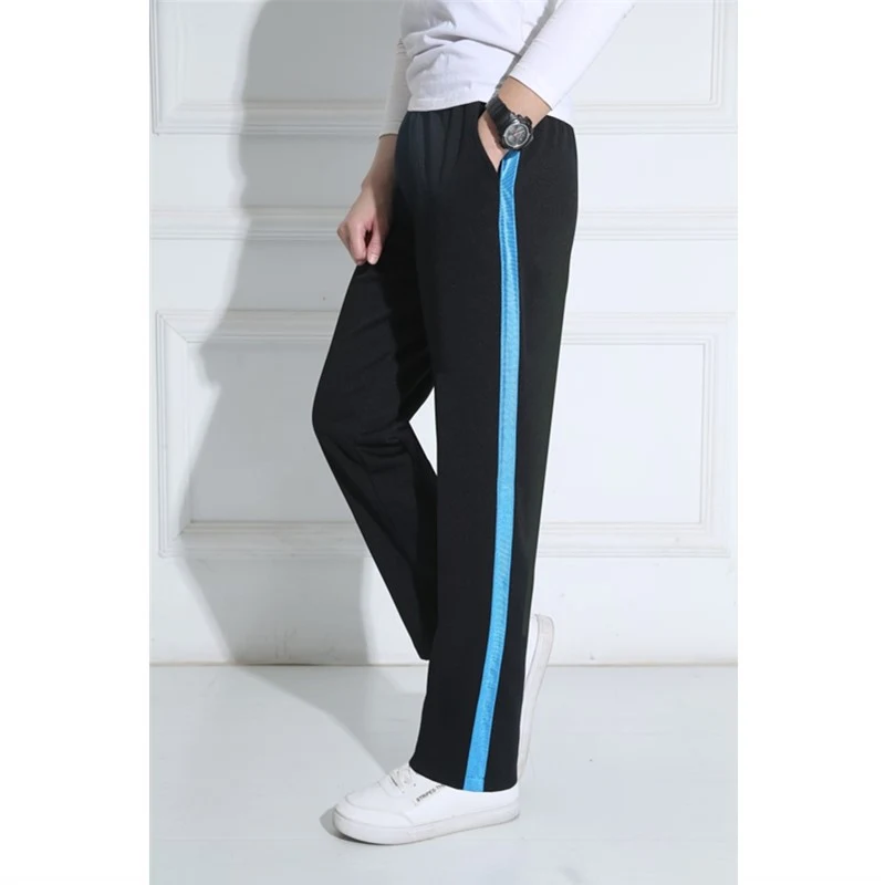 Zwarte, losse sweatpants voor ultiem comfort. Ideaal voor casual wear, sporten of relaxen. De perfecte broek voor dagelijks gebruik.