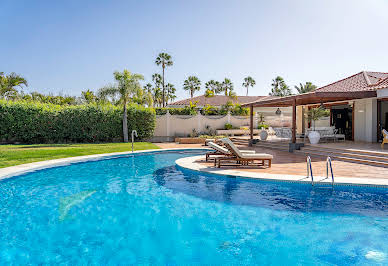 Maison avec piscine et jardin 8