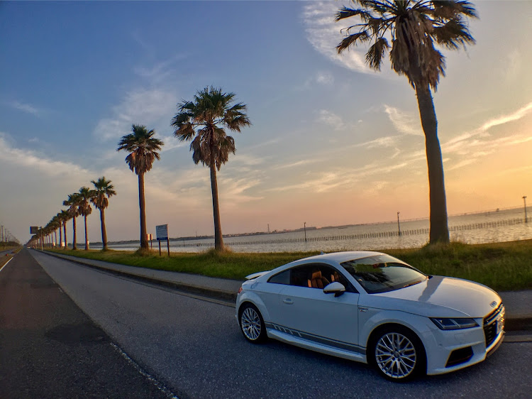 TT クーペの千葉フォルニア🌴・夕陽🌅・撮影・TAKAさんZとコラボ✌️・audi TTに関するカスタム事例の投稿画像5枚目