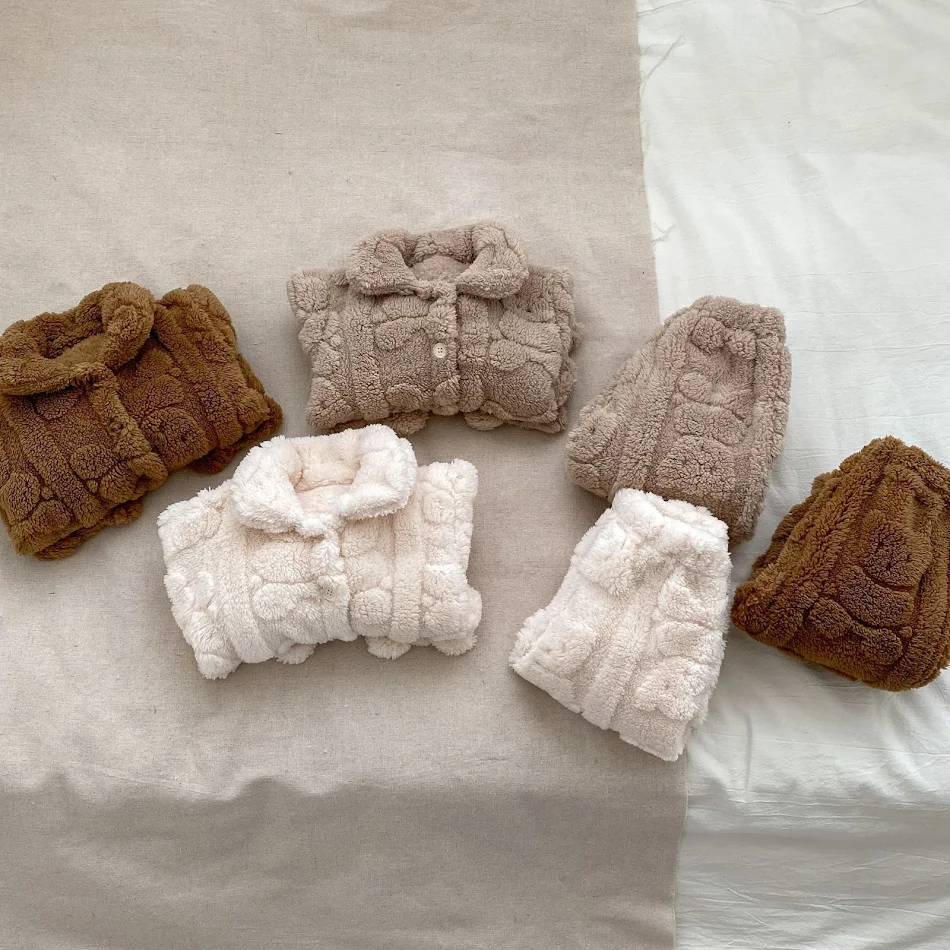 Bebek kadife pijama takımı, iki parçalı, ayıcık pelüş montlu, yumuşak ve sıcak, bebeğiniz için mükemmel uyku keyfi.