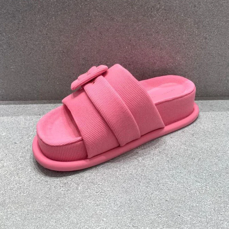 Chinelos de praia casuais femininos com sola grossa e bico aberto, perfeitos para conforto e estilo no verão, ideais para a areia.