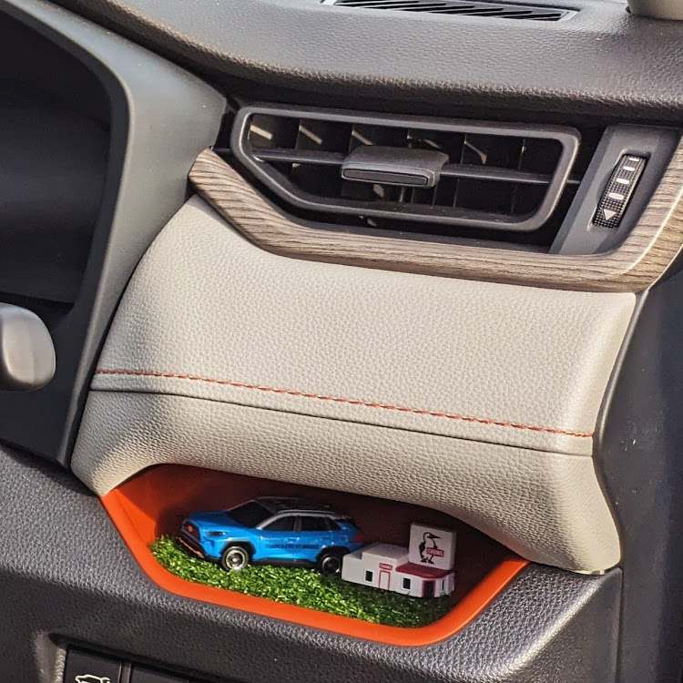 RAV4のrav4adventure・木目調シート・どうぶつキャンプ・CHUMS・オーキッドブラウンに関するカスタム事例の投稿画像1枚目
