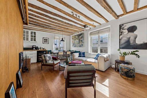 Living room with exposed beams and wood floor - Prestige property for sale in Paris 18ème, 2 rooms, 1 bedroom