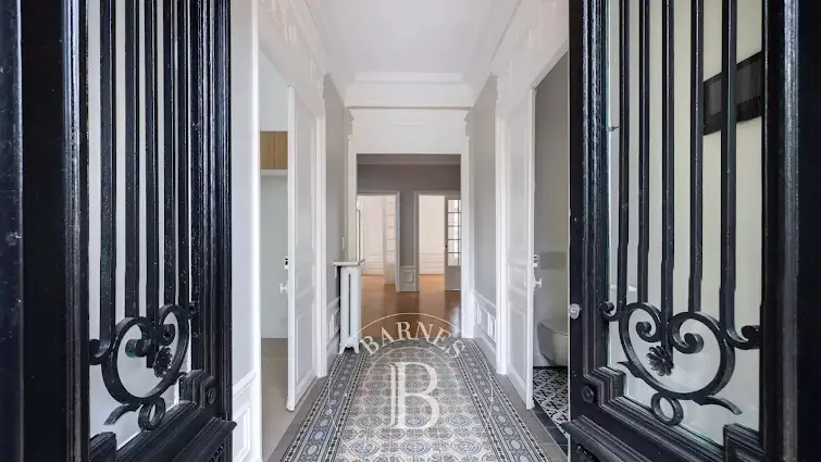 hallway with ornate rug - Buy this luxury house in Chatou, 12 rooms, 7 bedrooms