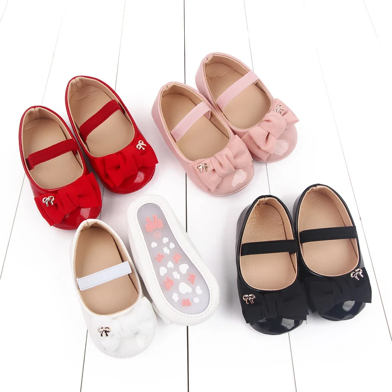 Sapatos antiderrapantes de boca rasa para bebês, uso interno, ideais para primeiros passos, segurança e conforto ao caminhar.