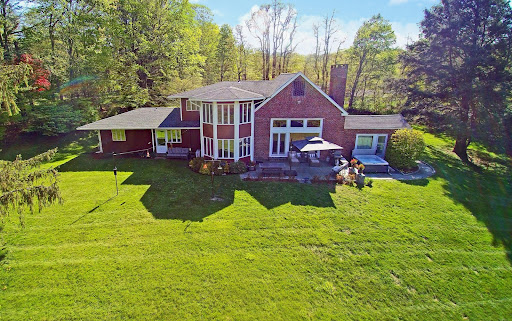 Prestige house for sale in Ridgefield (United States) - Brick house with green lawn