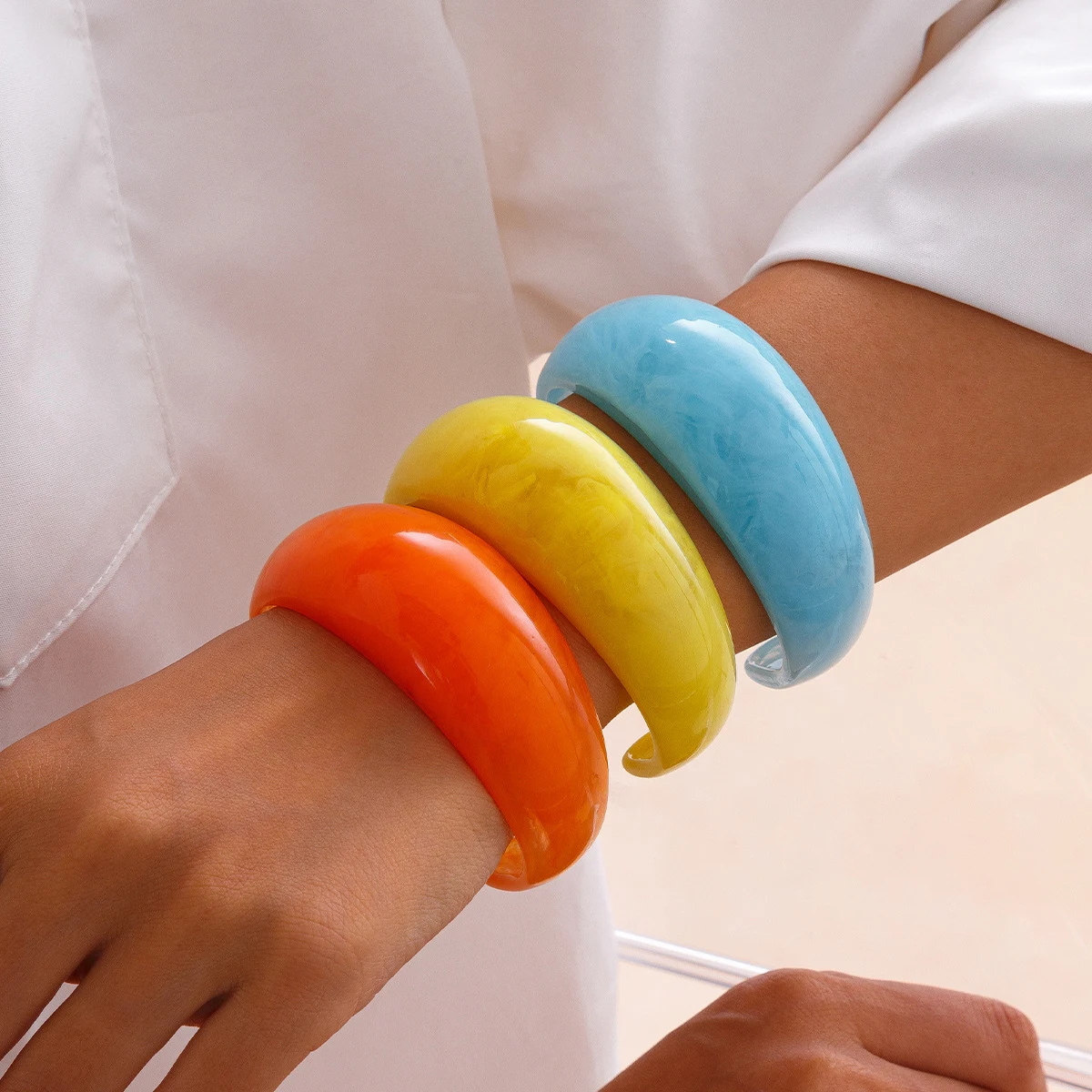 Title 8, Bracelet de mode texturé incurvé multicolore ir...