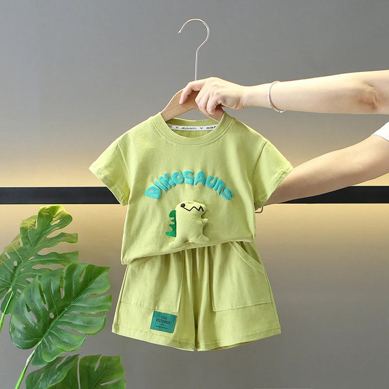 Conjunto infantil com shorts e camiseta de manga curta com estampas criativas de desenhos animados. Roupa leve e divertida para crianças.