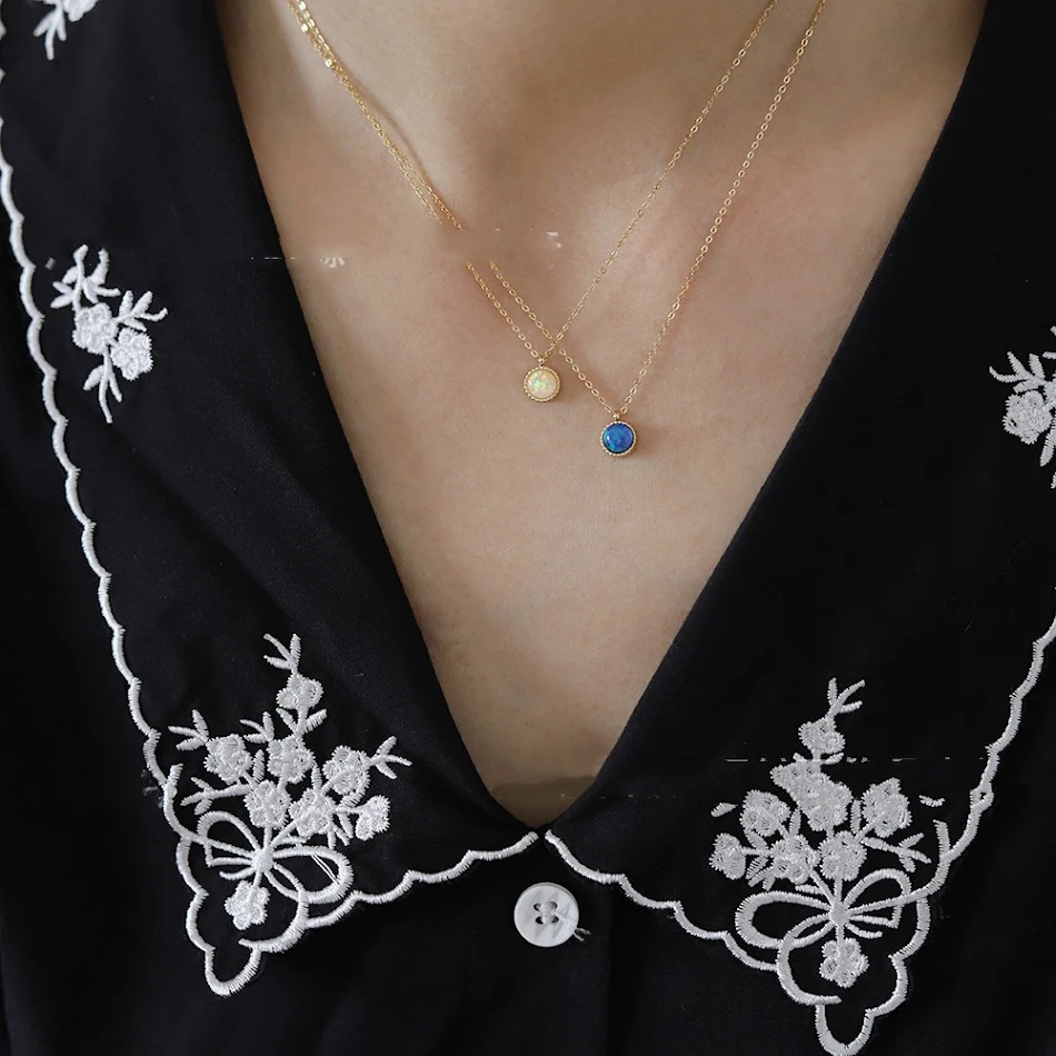Fantasy witte blauwe ronde ketting kunstmatige opaal. Elegante damesketting, perfect cadeau. Voeg een vleugje fantasie toe aan uw outfit.
