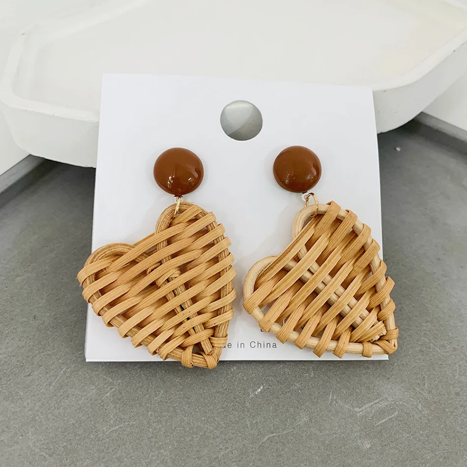 Boucles d'oreilles rondes en rotin de bois bohème avec motif géométrique, clous d'oreilles pour un style naturel et tendance.