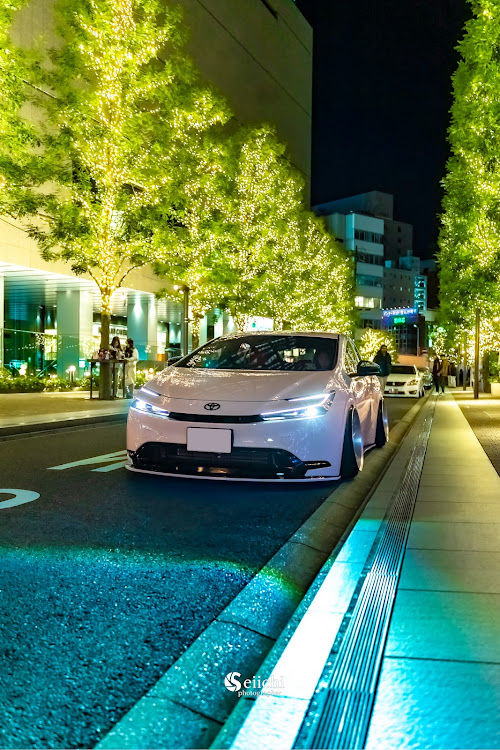 プリウスの愛車の昼の姿と夜の姿・深リム・アウトリップ・ベストショット・紅葉と愛車に関するカスタム事例の投稿画像1枚目