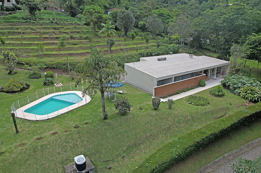 Maison avec piscine et jardin 5