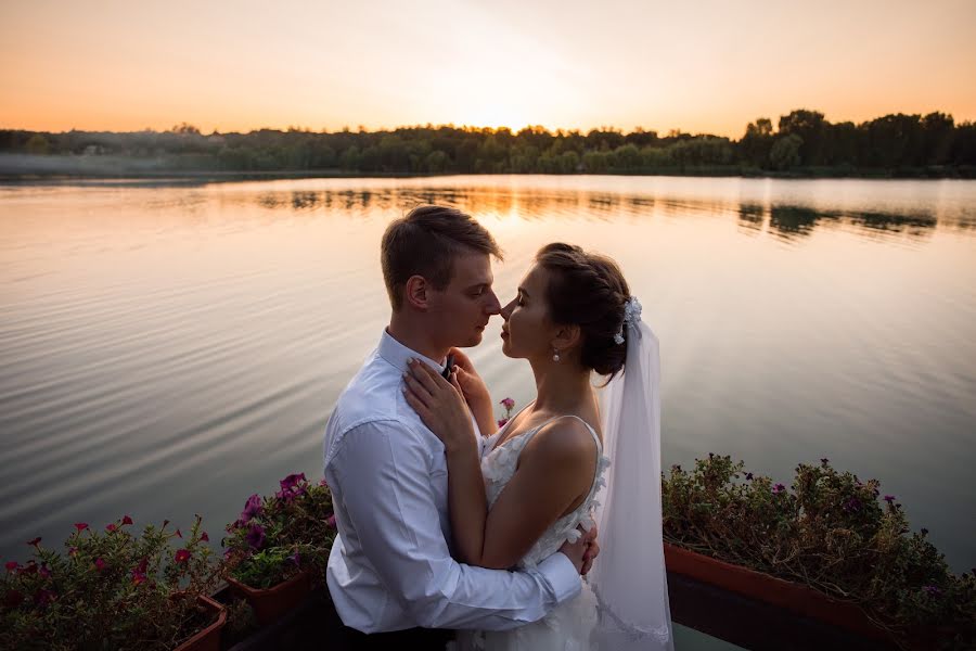 Fotografo di matrimoni Lyudmila Larikova (lucylarikova). Foto del 28 aprile 2019