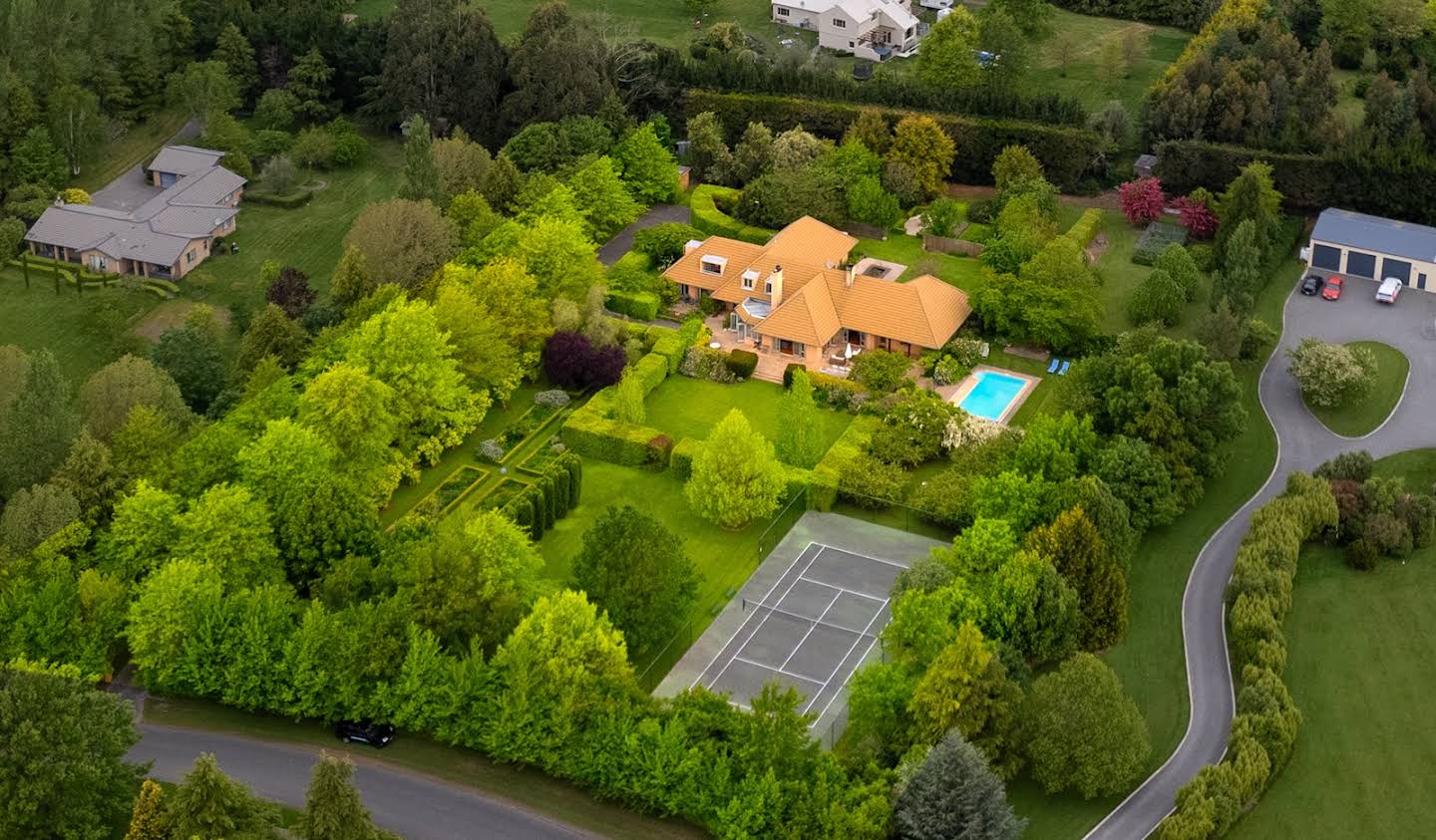 House with pool and garden West Melton