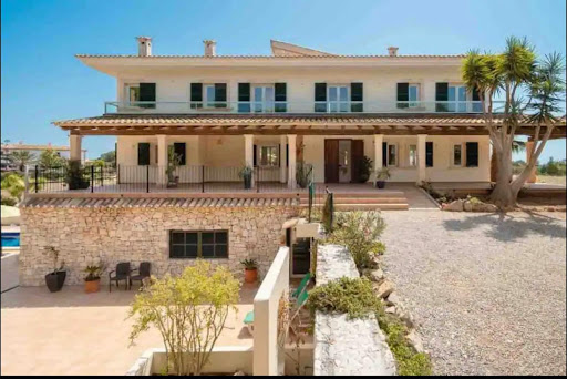 Villa avec piscine et terrasse 1