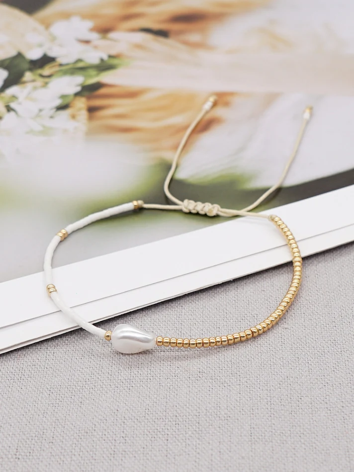Pulsera pequeña tejida a mano con perlas de estilo étnico, simple y elegante. Un accesorio ideal para un look sofisticado y natural.