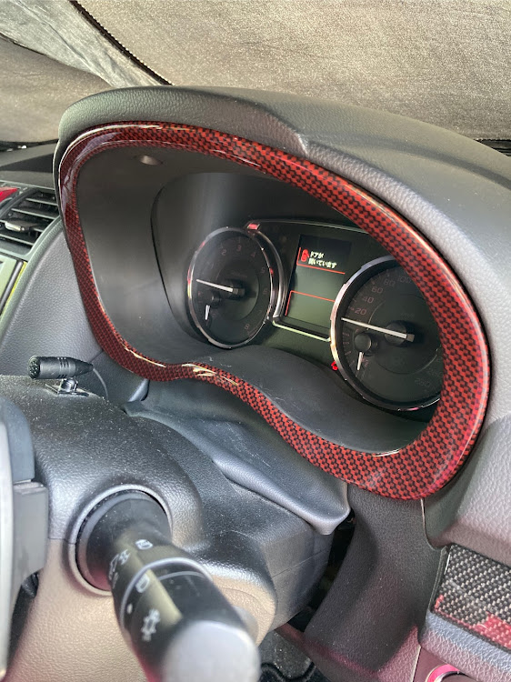 WRX S4のHKS・カーボン柄・メーターフード・レッドカーボン調・買いすぎ注意に関するカスタム事例の投稿画像2枚目