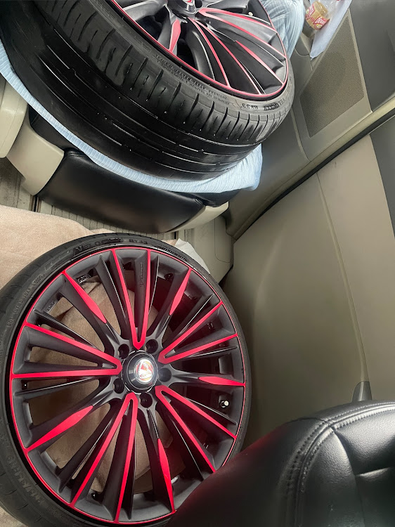 エスティマの19インチ・あなたの車へのこだわりは？に関するカスタム事例の投稿画像1枚目