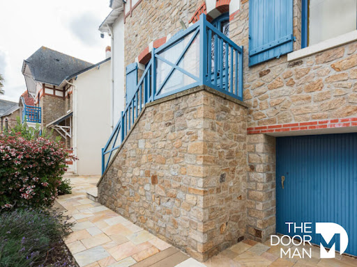Seaside property with pool and garden 4