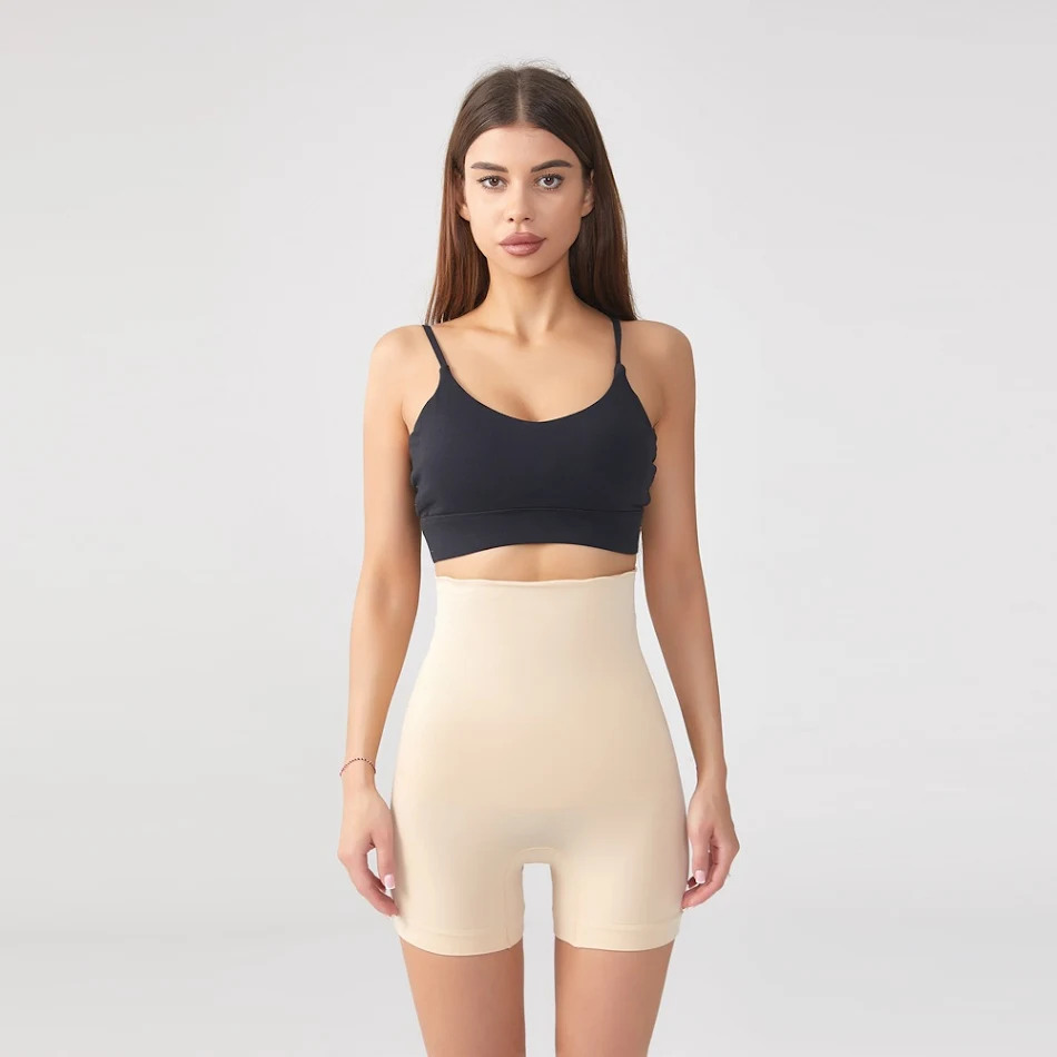 Hohe Sport-Formhose in Übergröße nahtlos. Figurformend, bequem und stilvoll. Für aktiven Lifestyle und Selbstbewusstsein.