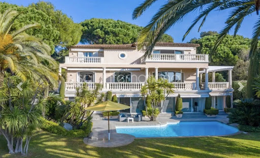 Villa with pool 1