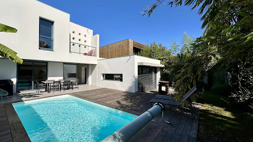 Villa avec piscine et jardin 1