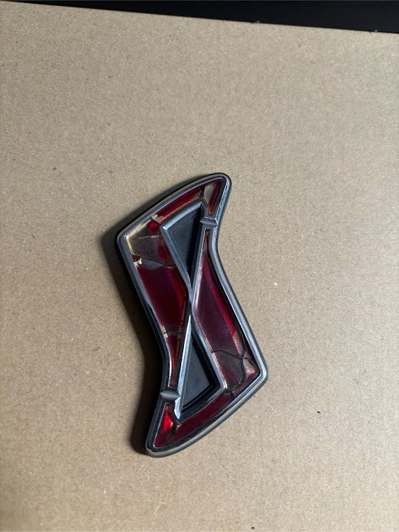 スカイラインのエンブレムリペア・サイドデカール発注・エンブレムレジンモリモリに関するカスタム事例の投稿画像2枚目