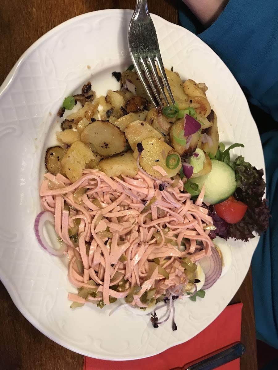 Wurstsalat mit Bratkartoffeln