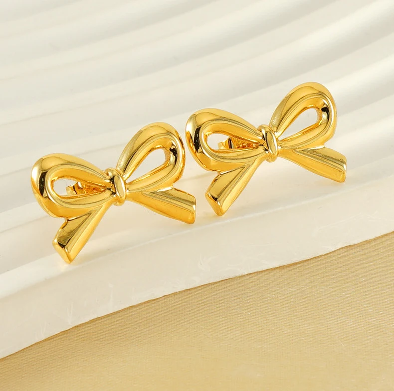 Title 8, Luxe glanzende strik oorbellen, 18K goud roestv...