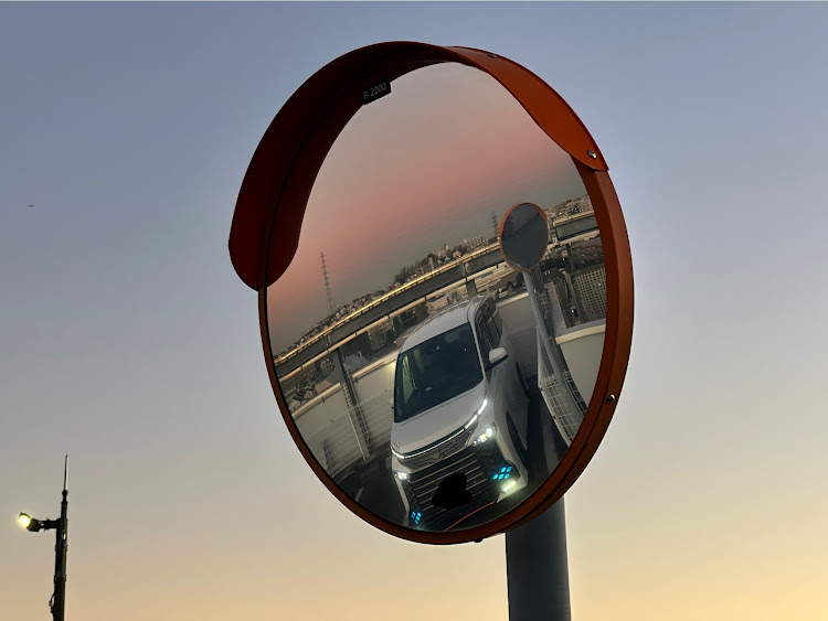 ヴォクシーの毎日投稿継続中・マジックアワー・夕焼けと愛車・鏡の中の愛車・iPhone14プロに関するカスタム事例の投稿画像2枚目
