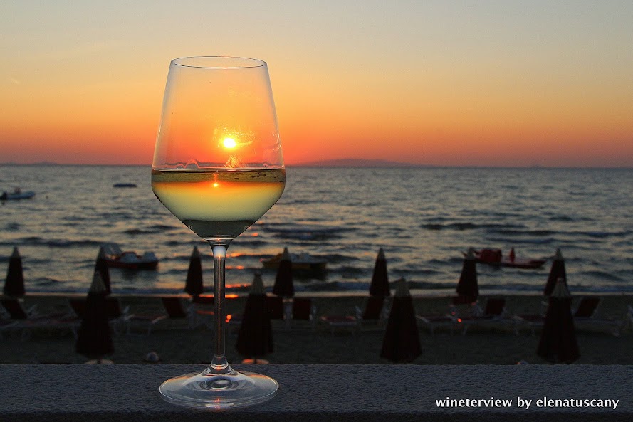 sunset, glass of white wine, white wine, vermentino, maremma, vino bianco, vino bianco maremma, vermentino maremma, moris farms, moris maremma