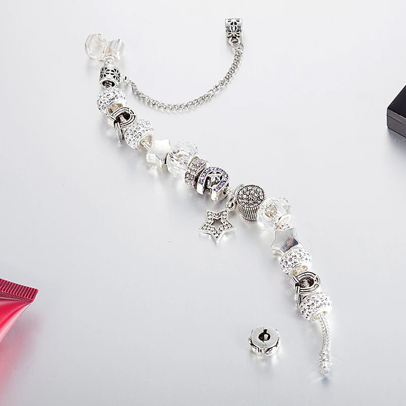 Bracelet DIY avec pendentif étoile en diamant en alliage et perles. Fabriquez votre propre bijou facilement et avec style.