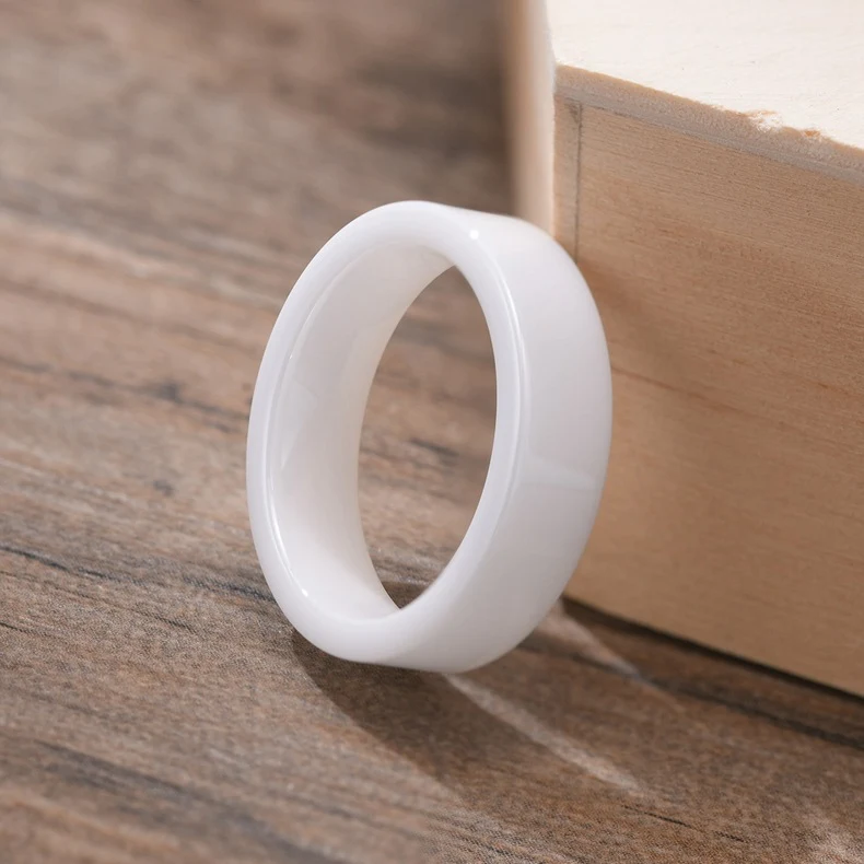 Bague en céramique noire et blanche style coréen. Bijou femme élégant pour un usage quotidien. Design minimaliste et tendance, un accessoire parfait.