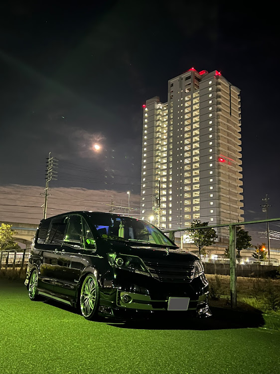 セレナのミニバン乗りと繋がりたい🤞・箱車美装軍団・バイト終わりに近所で・#愛車紹介・ホイール交換に関するカスタム事例の投稿画像2枚目