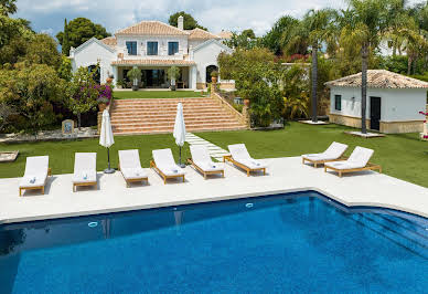 Villa with pool and garden 3