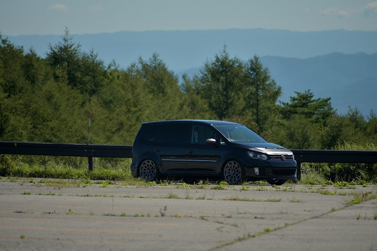 ゴルフトゥーランのnewホイール・NewWheels・rotiform・記念カメ活・車のある風景に関するカスタム事例の投稿画像4枚目
