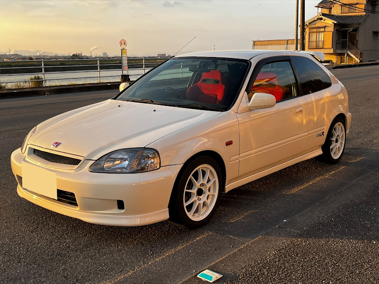 シビックタイプRのEK9・白ボディ×白ホイール・シビックタイプR・チャンピオンシップホワイト・16インチに関するカスタム事例の投稿画像1枚目