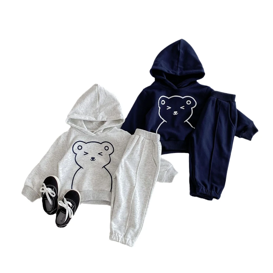 Baby tweedelig setje met lange mouwen en broek, perfect voor comfort en warmte, ideaal voor dagelijks gebruik.