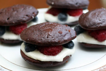 Skinny Red Velvet Whoopie Pies