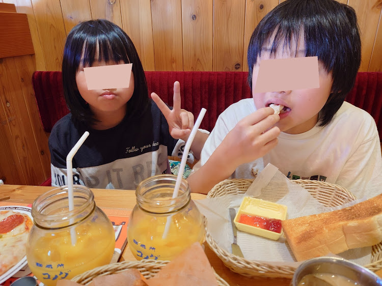 カムリのまだスタッドレス（笑）・グラファイトメタリック・八重桜コラボ・妻撮影・純正アルミホイールに関するカスタム事例の投稿画像3枚目
