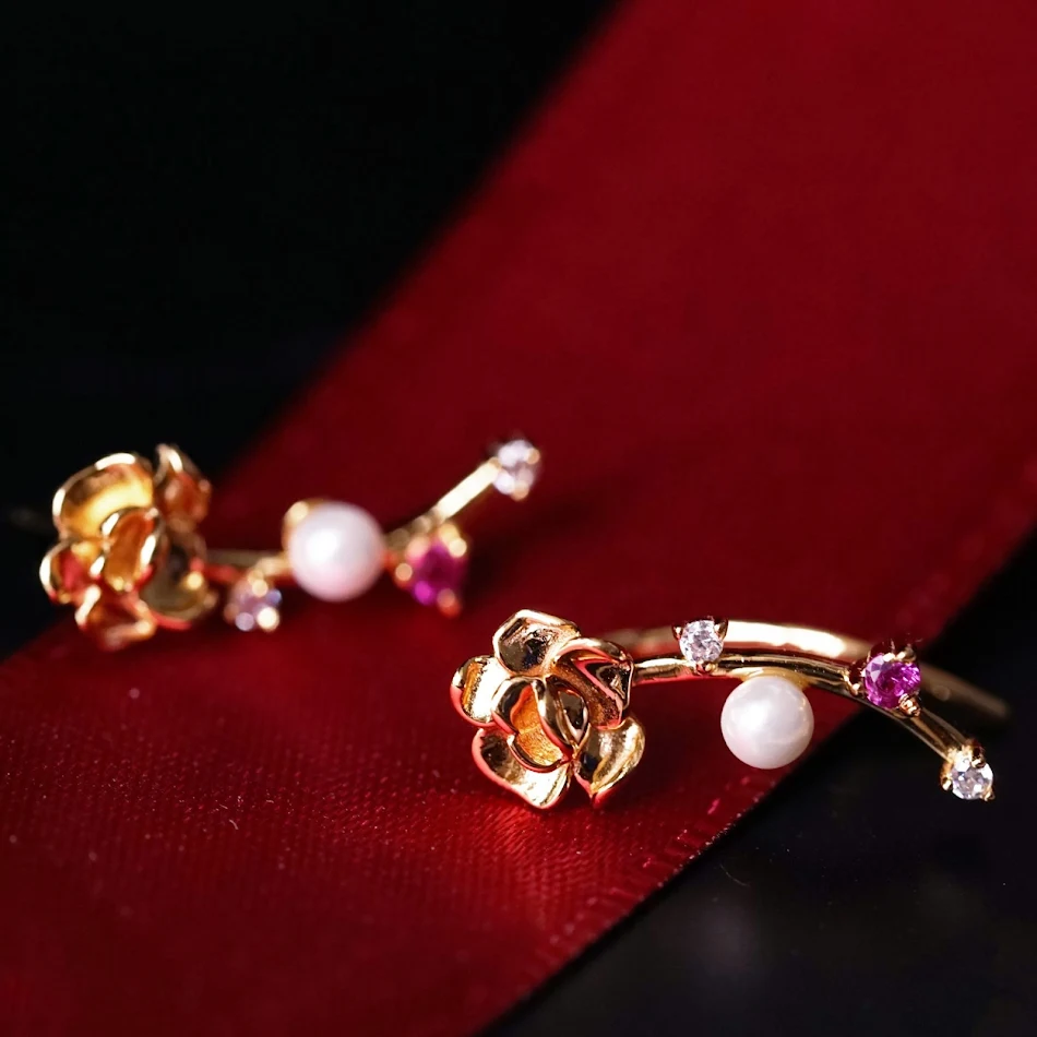 Rose Pearl Red Ohrringe mit spitzem Kristall für Damen. Funkelnde Ohrhänger mit Rosenperle, ideal für besondere Anlässe.