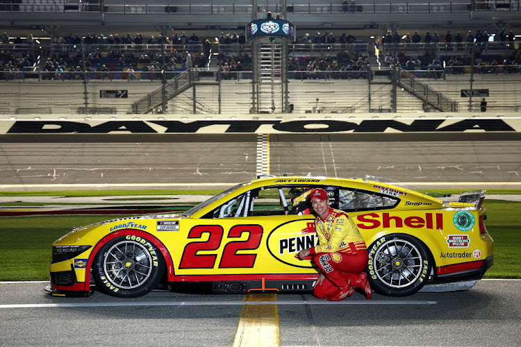 Logano (pictured) secured his first Busch Light Pole Award at Daytona with a final-round lap in 49.465 seconds (292.815 km/h), beating McDowell (292.395 km/h) by 0.261 seconds. It is also the first Daytona 500 pole for Team Penske.