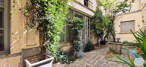 Paved courtyard with lush vegetation - Property purchase in Paris 1er, 3 rooms, 2 bedrooms