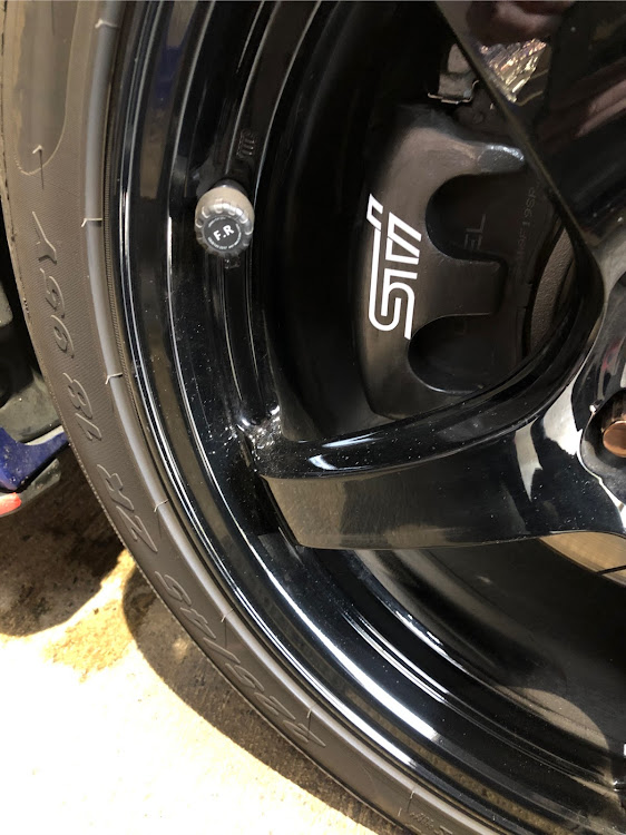 レヴォーグのsti 風味・ブレーキキャリパー塗装・ブレーキキャリパー研磨・DIY・耐熱カッティングシート白に関するカスタム事例の投稿画像2枚目